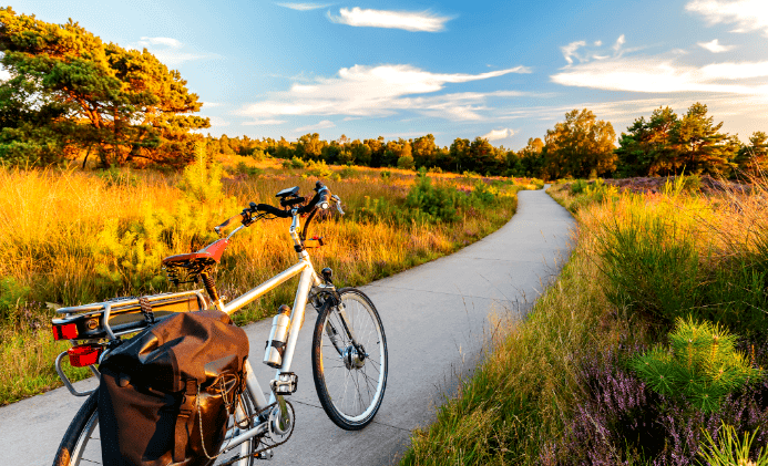 Photo d'un paysage avec un vélo électrique